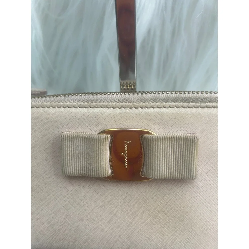 Salvatore Ferragamo Vara Wallet Zip Around‎ Continental Bow Accent Beige
